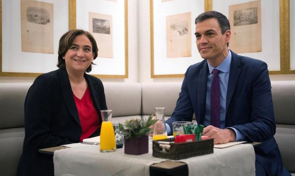 El presidente del Gobierno, Pedro Sánchez, se ha reunido esta mañana con la alcaldesa de Barcelona, Ada Colau/EFE