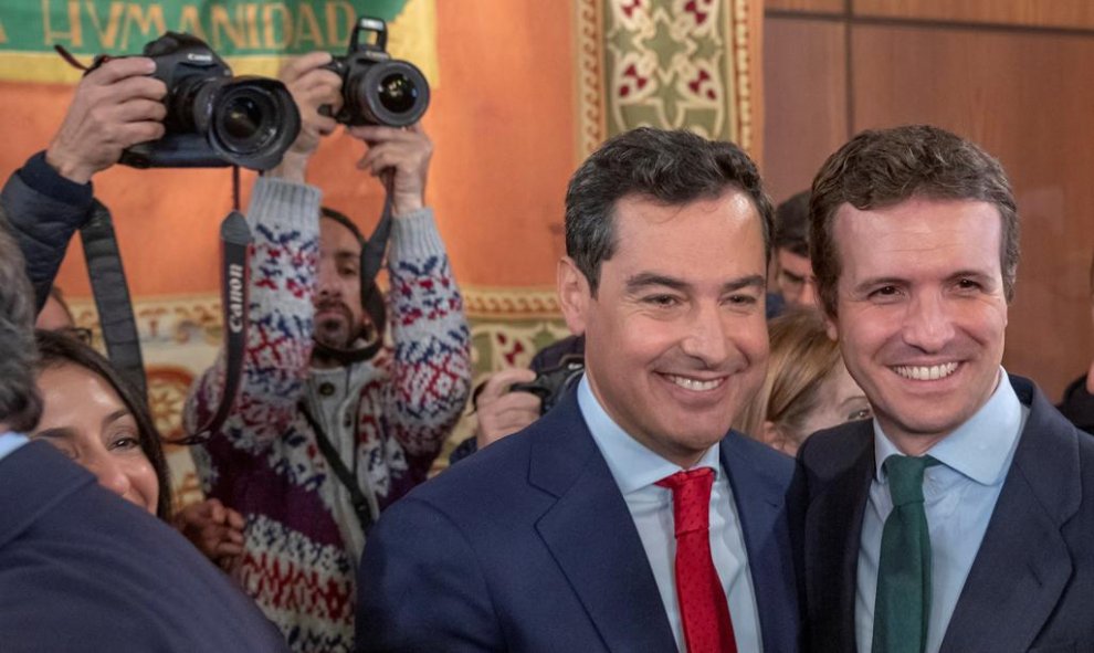 El nuevo presidente de la Junta de Andalucía, Juanma Moreno, es felicitado por el presidente del PP, Pablo Casado, tras el acto de toma de posesión de su cargo en el Parlamento andaluz. EFE/Julio Muñoz