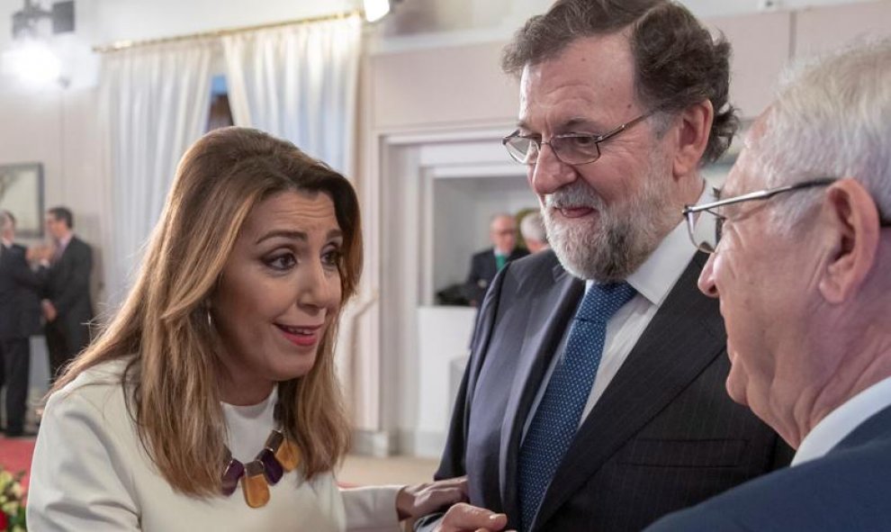 La expresidenta andaluza Susana Díaz, y el expresidente del Gobierno Mariano Rajoy conversan durante el acto de toma de posesión del líder del PP-A, Juanma Moreno, como nuevo de presidente de la Junta de Andalucía, en la Cámara autonómica en Sevilla. EFE/