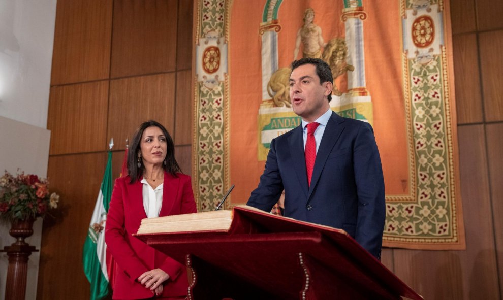 El nuevo presidente de la Junta de Andalucía, Juanma Moreno, durante el acto de toma posesión donde ha jurado su cargo en el Parlamento andaluz en Sevilla. EFE/Julio Muñoz