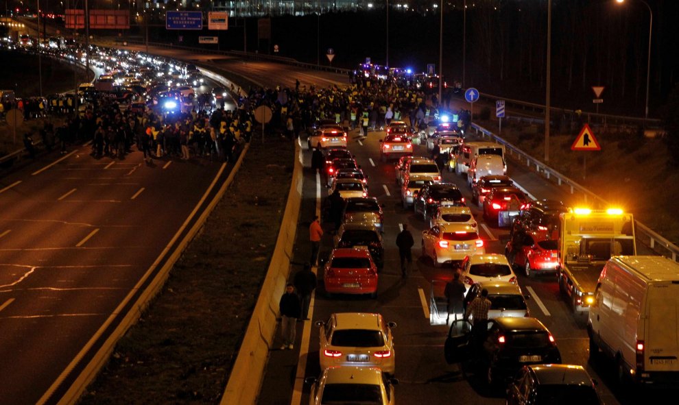 Efectivos de la Guardia Civil y Policía Nacional intervienen durante la protesta que los taxistas de Madrid continúan esta noche en la M-40 | EFE