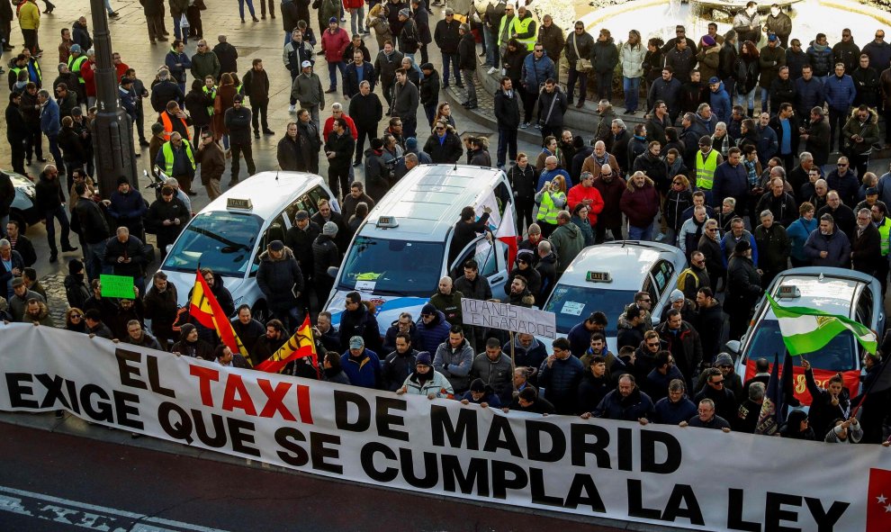 Decenas de taxistas en la concentración en Puerta de Sol (Madrid) durante la primera jornada de la huelga indefinida | EFE