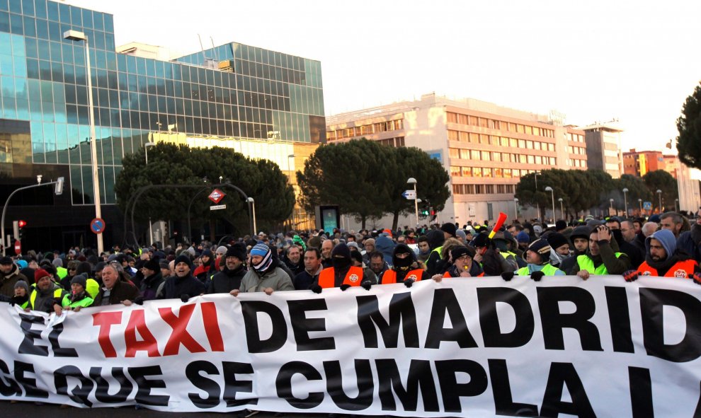 Madrid afronta este miércoles la tercera jornada de la huelga indefinida convocada por los taxistas de la región | EFE