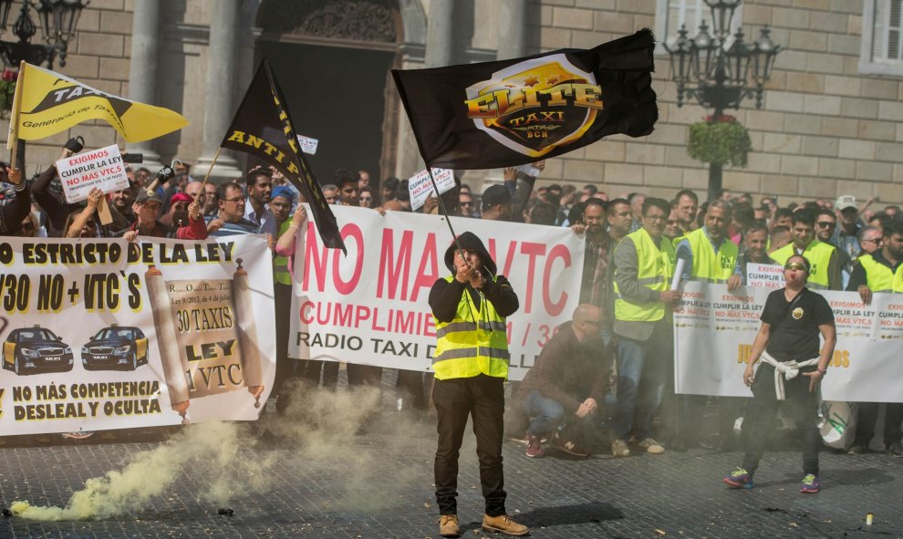 En Barcelona, un millar de taxistas ha iniciado una marcha lenta a pie desde la Plaza Catalunya hasta la sede de la Consellería de Territorio | EFE