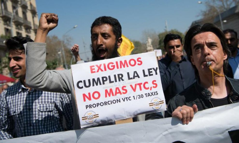 Los taxistas barceloneses han amenazado con medidas "más contundentes" si la Generalitat no rectifica su propuesta para regular los VTC | AFP