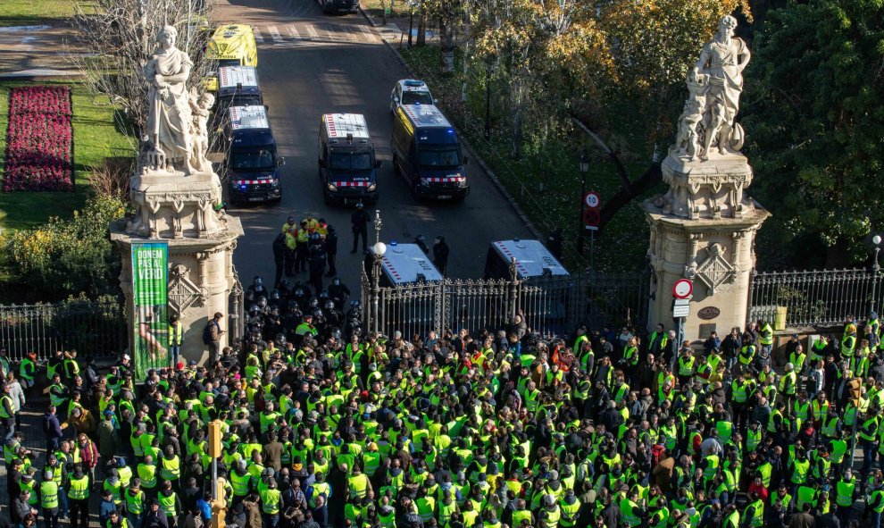 El decreto que prepara el Gobierno catalán establece que los vehículos VTC deben precontratarse con una antelación mínima de 15 minutos | AFP