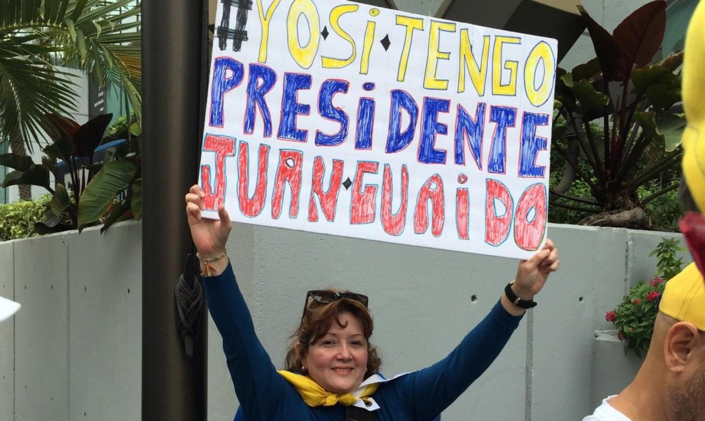 Una mujer sostiene una pancarta de apoyo a Juan Guaidó, durante su participación en una manifestación contra Maduro. / EFE - Ana Mengotti