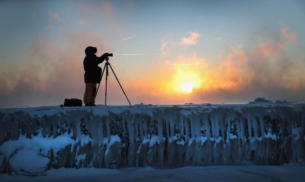 Los fotógrafos captan la salida del sol a pesar de que las temperaturas rondan los -30 en Chicago, Illinois | AFP/Scott Olson