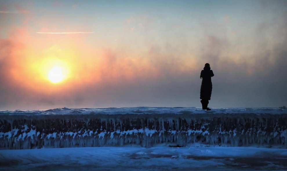 Los fotógrafos captan la salida del sol a pesar de que las temperaturas rondan los -30 en Chicago, Illinois | AFP/Scott Olson
