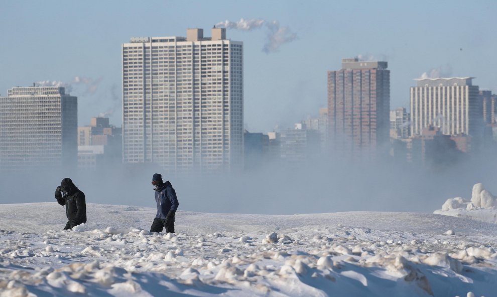 La gente camina por la playa de North Avenue en Chicago, Illinois, el 30 de enero de 2019 | AFP/Scott Olson