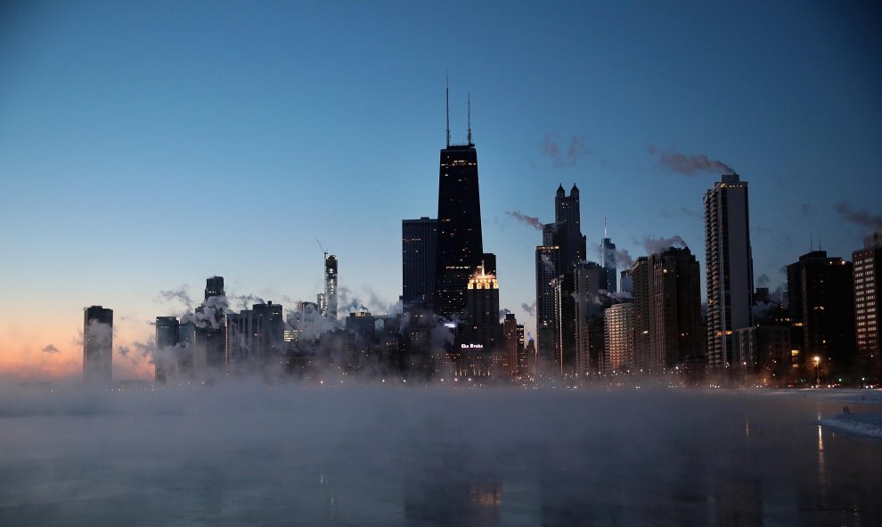 El sol se levanta a lo largo de la orilla del lago mientras las temperaturas rondan los -30 en Chicago, Illinois | AFP/Scott Olson