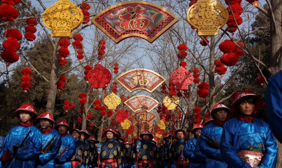 Los artistas ensayan una recreación de una ceremonia de la dinastía Qing del Año Nuevo Chino en el Templo de la Tierra en el parque Ditan en Beijing | Reuters/Thomas Peter