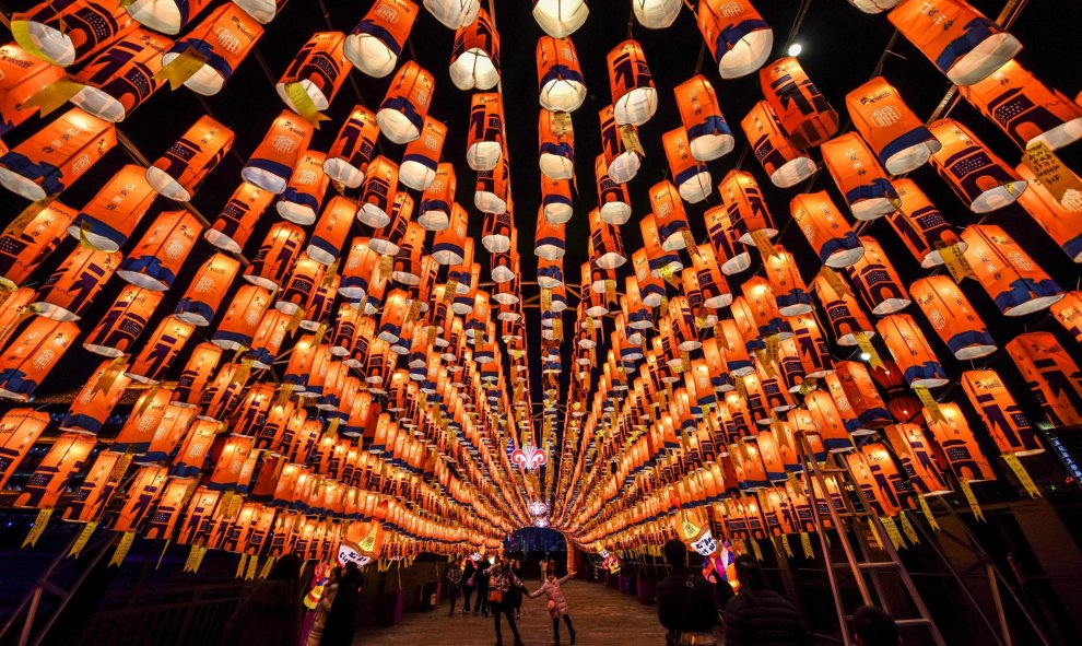Los visitantes caminan por un túnel decorado con linternas en un espectáculo de luces para celebrar el próximo Año Nuevo Lunar Chino, en Xian | Reuters