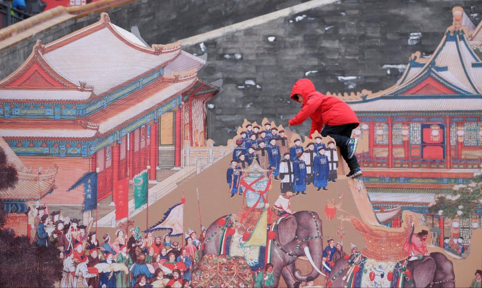 Un niño juega en la decoración para las celebraciones imperiales del Festival de Primavera en la Dinastía Qing en la Ciudad Prohibida de Pekín | Reuters/Jason Lee