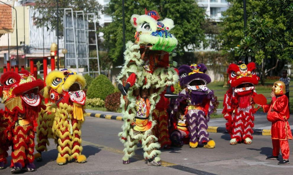 Hombres realizan leones bailan antes del Año Nuevo Lunar chino en Phnom Penh, Camboya | Reuters/Samrang Pring