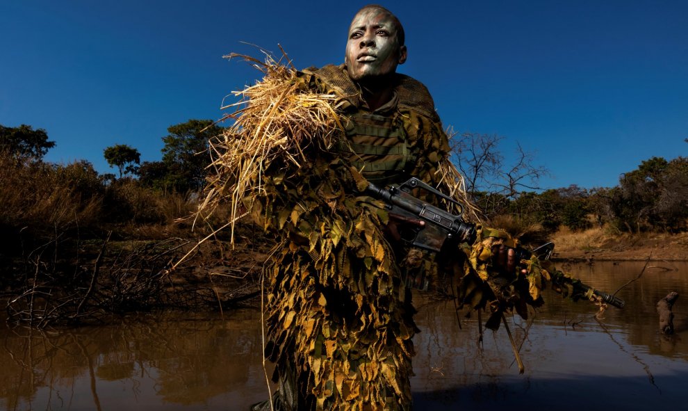 'Akashinga, las valientes', es una de las seis finalistas al premio World Press Photo 2019. Brent Stirton fotografía a una miembro de una unidad contra la caza furtiva en Zimbabue. / Getty Images - Reuters