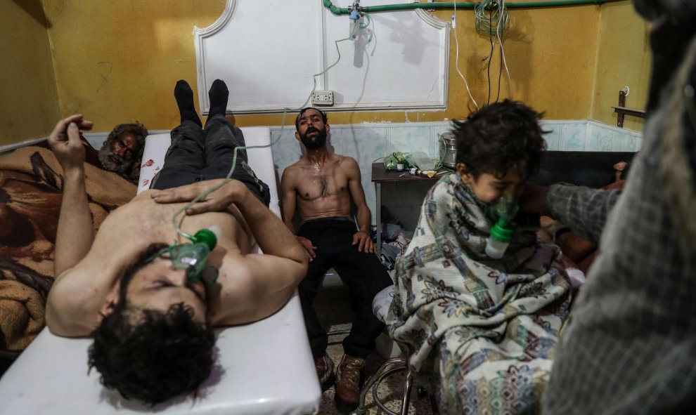 Las consecuencias de un supuesto ataque químico en la guerra de Siria captado por fotógrafo sirio Mohamed Badray. Se muestra a cuatro víctimas del ataque. / Europa Press - Reuters