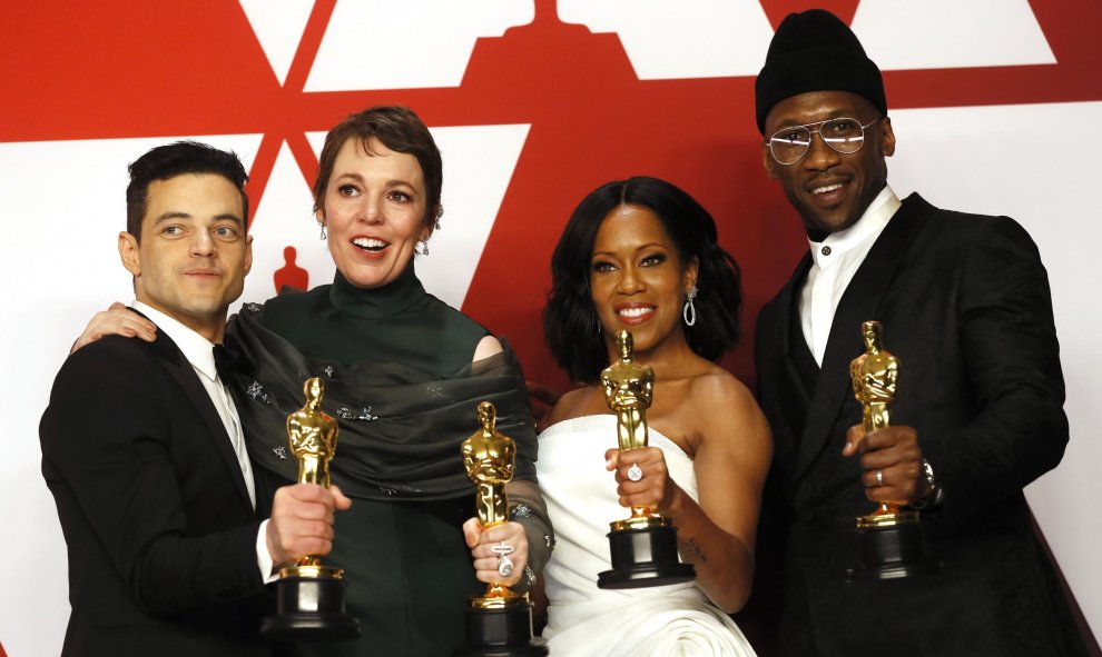 Rami Malek, Olivia Colman, Regina King y Mahershala Ali sostienen su premio Oscar en la 91ª ceremonia anual de los Premios de la Academia en el Teatro Dolby en Hollywood, California, EEUU | EFE/ Etienne Laurent