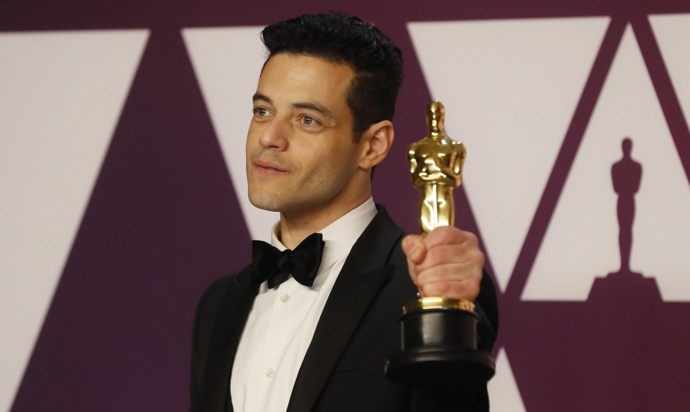 Rami Malek muestra su Oscar al mejor actor principal por su papel en ‘Bohemian Rhapsody’ | EFE/ Etienne Laurent