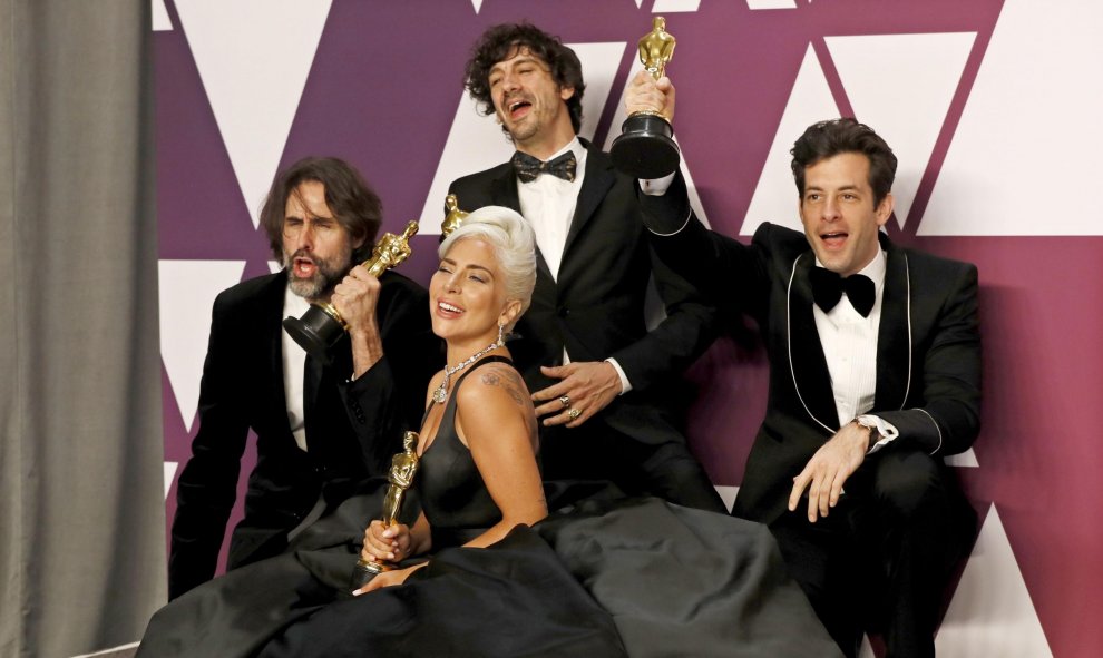 Lady Gaga, junto con Andrew Wyatt, Anthony Rossomando y Mark Ronson, ganadores de la Mejor Canción Original por 'Shallow' de 'A Star is Born' | EFE/ Etienne Laurent