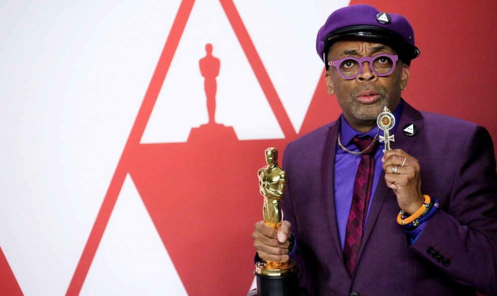 El director Spike Lee, ganador de la estatuilla a mejor guion adaptado por 'BlacKkKlansman', posa durante los Premios Óscar en Hollywood | EFE/ Armando Arorizo