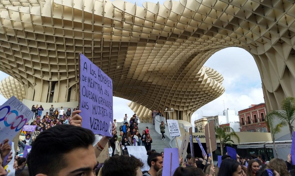 Concentración feminista en las setas de la Encarnación, Sevilla. 8-M.- RAÚL BOCANEGRA