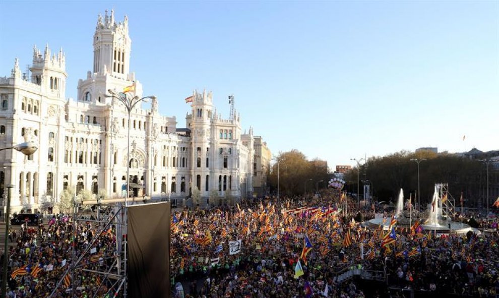 Cientos de personas ante el Palacio de Cibeles, sede del Ayuntamiento de Madrid, durante la manifestación que bajo los lemas "Autodeterminación no es delito" y "Democracia es decidir" ha sido convocada por más de sesenta colectivos sociales, organizacione
