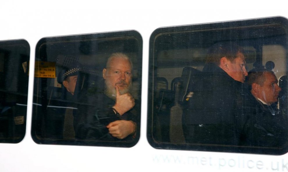 El fundador de WikiLeaks, Julian Assange, en un furgón policial tras ser arrestado por agentes de Scotland Yard, en la Embajada de Ecuador en Londres. REUTERS/Henry Nicholls