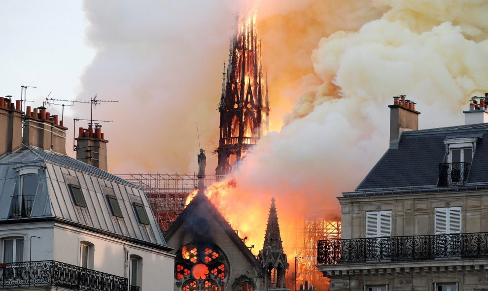 El humo se agita cuando el fuego envuelve la aguja de la catedral de Notre Dame. / Reuters