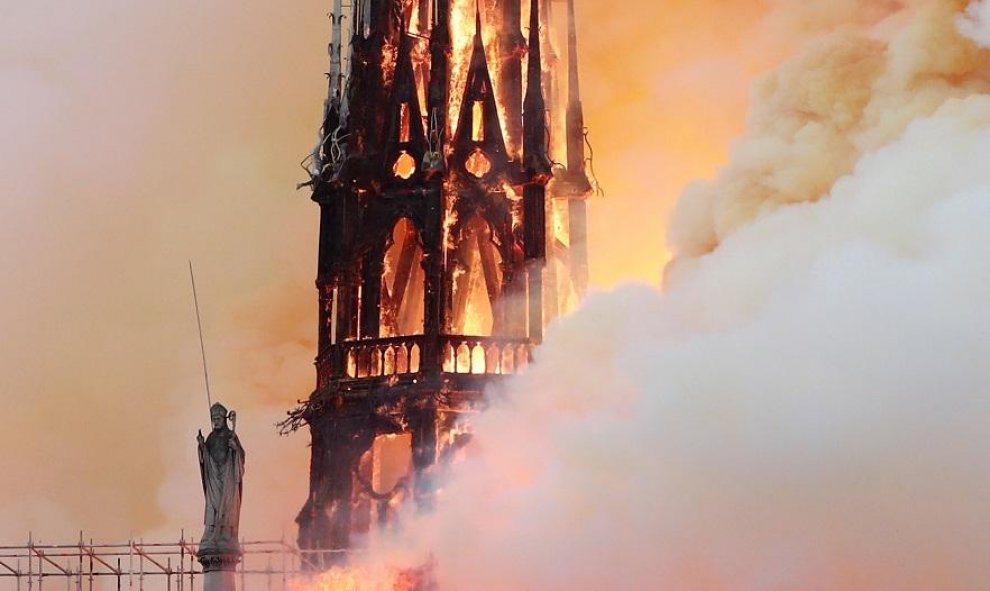 El humo se agita cuando el fuego envuelve la aguja de la catedral de Notre Dame. / Reuters