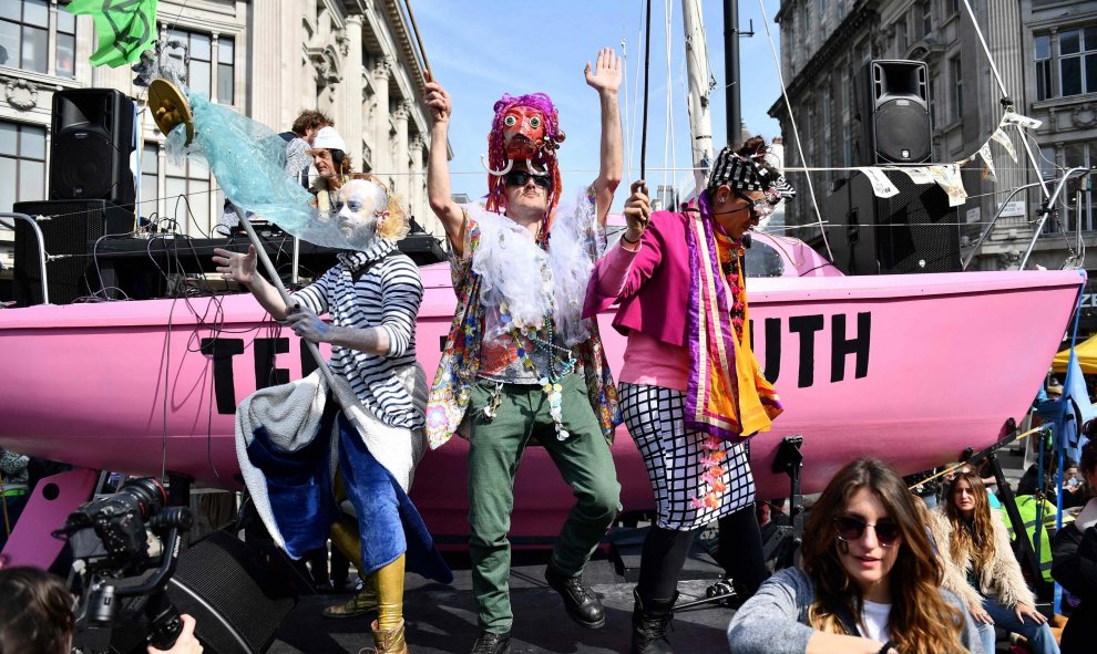 15/04/2019 - Los activistas del grupo de Extinción Rebelión se reúnen alrededor de un bote mientras participan en una manifestación en el cruce de Oxford Street y Regent Street en Londres | AFP/ Daniel Leal-Olivas