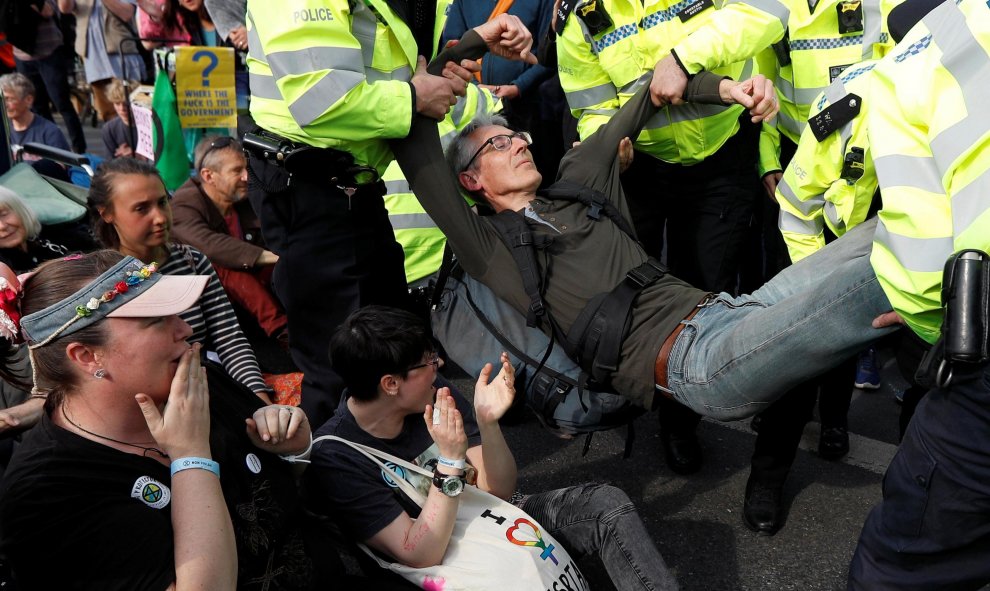 18/04/2019 - Oficiales de policía detienen a un activista del cambio climático en el puente de Waterloo durante la protesta de Extinction Rebellion en Londres | REUTERS/ Peter Nicholls