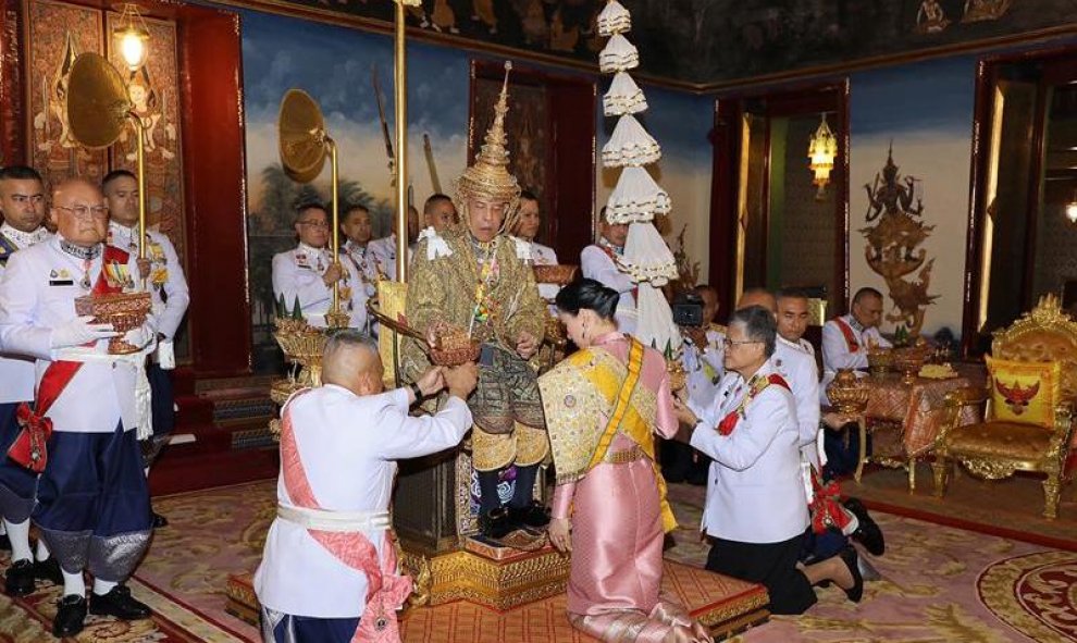 El rey Vajiralongkorn de Tailandia se coronó hoy con boato en el Gran Palacio Real de Bangkok, lo que consolida el inicio de una nueva época en el país tras la de su padre, el venerado Bhumibol Adulyadej, fallecido en 2016.