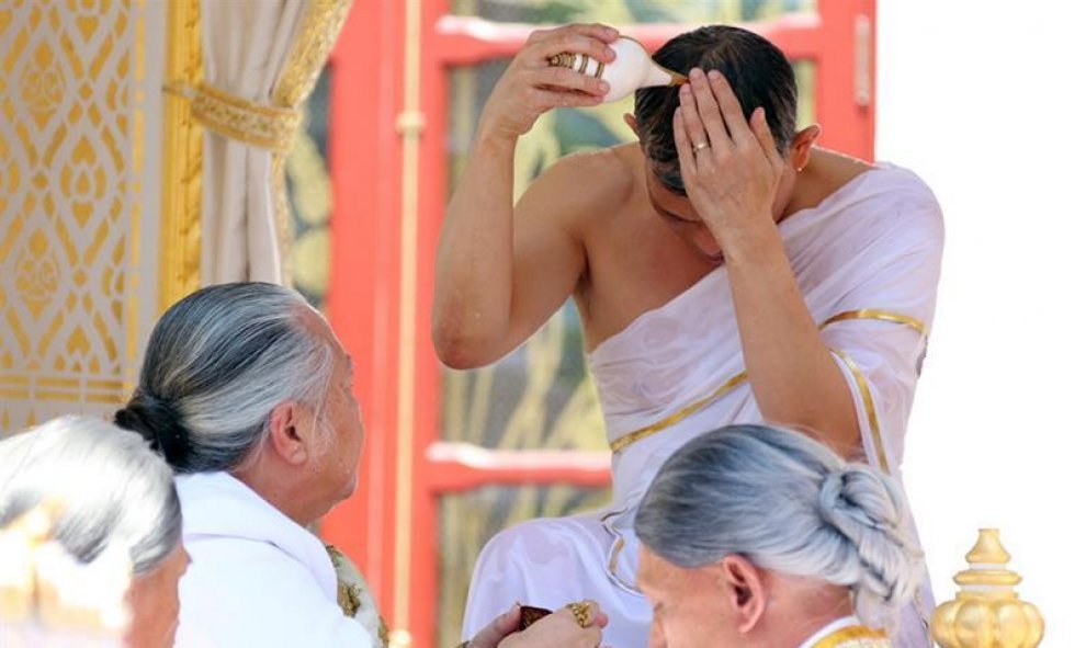 Vajiralongkorn fue purificado con agua sagrada y recibió en el momento álgido la corona dorada, de 7,3 kilogramos y con forma de espiral, en una ceremonia de inspiración hindú y budista, lo que refleja el sincretismo religioso en Tailandia.