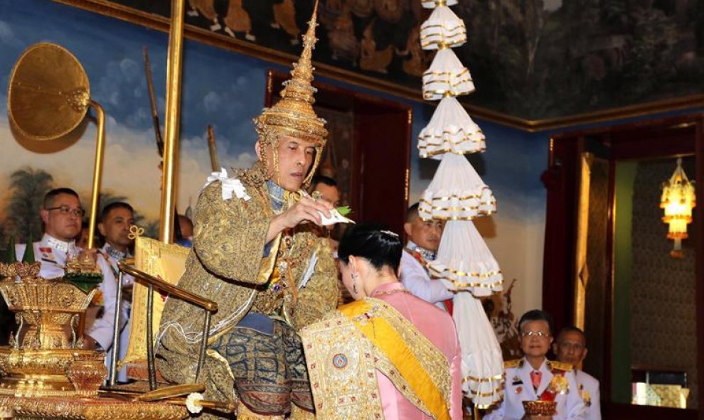 El padre del actual monarca era considerado el padre de la nación y un guía para la mayoría de los tailandeses, que lo veneraban con un fervor casi religioso.