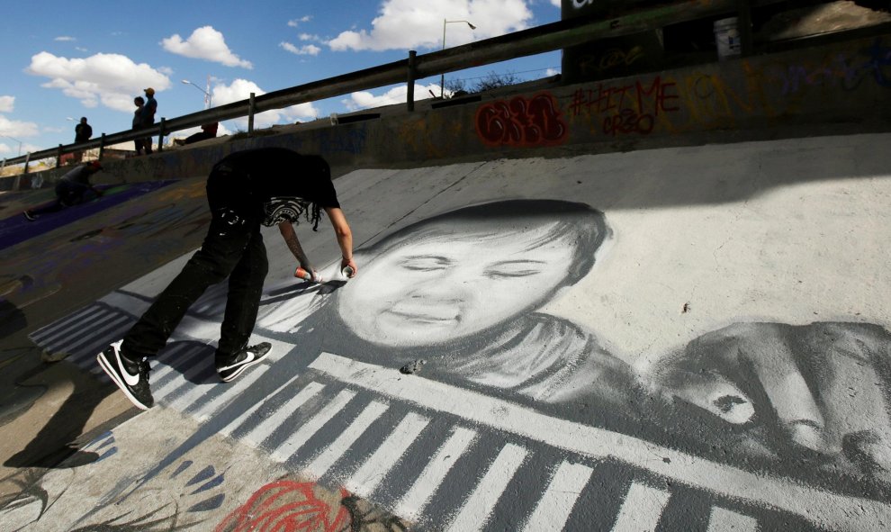 El artista Ricardo Uribe trabaja en un graffiti para resaltar los problemas de inmigración que rodean la frontera y unir el arte y la cultura en Ciudad Juárez, México. / Reuters