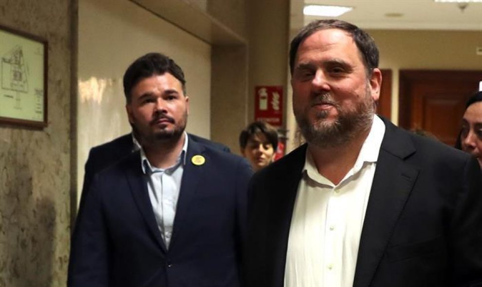 El diputado electo de ERC Oriol Junqueras junto a Gabriel Rufián. EFE/J.J. Guillén