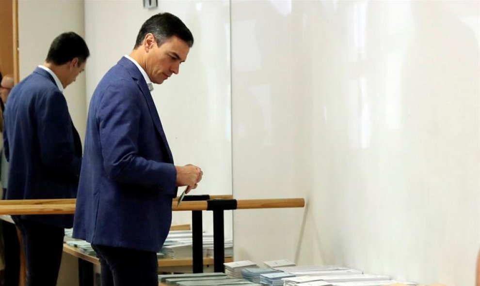 El presidente del gobierno Pedro Sánchez, vota esta mañana en un colegio de la localidad madrileña de Pozuelo de Alarcón. Menos de un mes después de las elecciones generales, 35.277.728 de ciudadanos están llamados este domingo a votar en las locales y ot