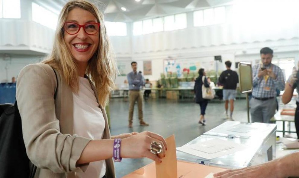 La cabeza de lista de Podemos para las elecciones europeas María Eugenia Rodríguez Palop, deposita su papeleta esta mañana en el CEIP Escuelas Aguirre de Madrid . EFE/Zipi
