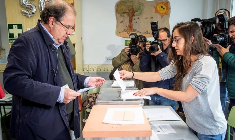 El presidente de la Junta de Castilla y León, Juan Vicente Herrera ,deposita su voto en el Colegio público Venerables de la capital burgalesa.-EFE/Santi Otero