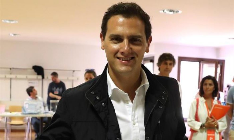 El presidente de Ciudadanos, Albert Rivera, vota esta mañana en un colegio de la localidad madrileña de Pozuelo de Alarcón. Menos de un mes después de las elecciones generales, 35.277.728 de ciudadanos están llamados este domingo a votar en las locales y