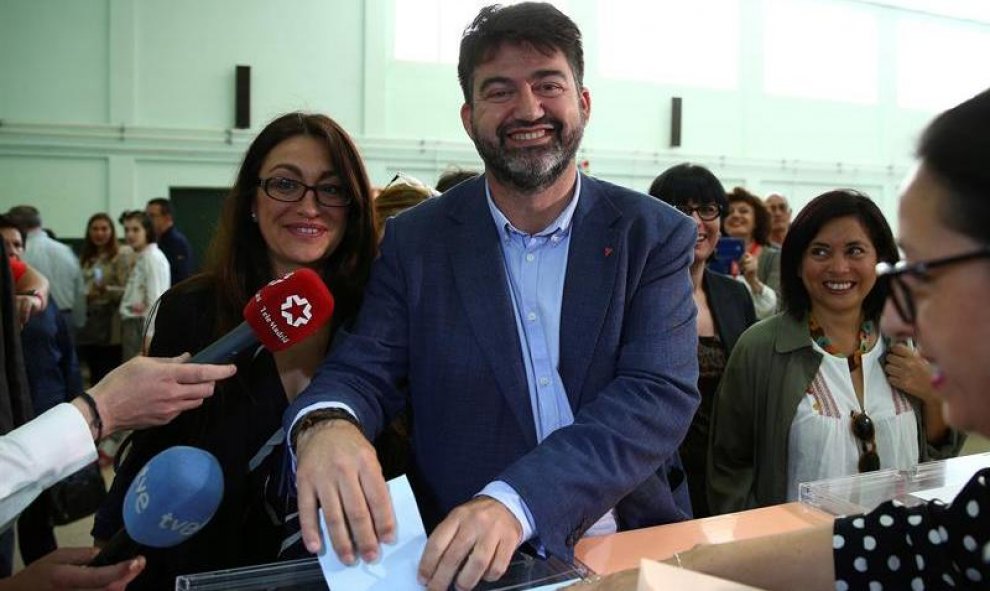 El candidato de Madrid en Pie al Ayuntamiento, Carlos Sánchez Mato, ha ejercido su derecho al voto en el CEIP Costa Rica de Madrid. EFE