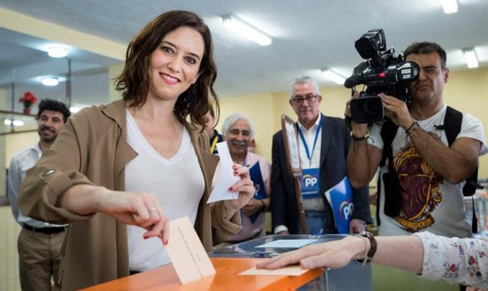 La candidata del PP a la Asamblea de Madrid, Isabel Díaz Ayuso, ejerce su derecho al voto este domingo en el instituto de enseñanza secundaria Lópe de Vegade Madrid. EFE