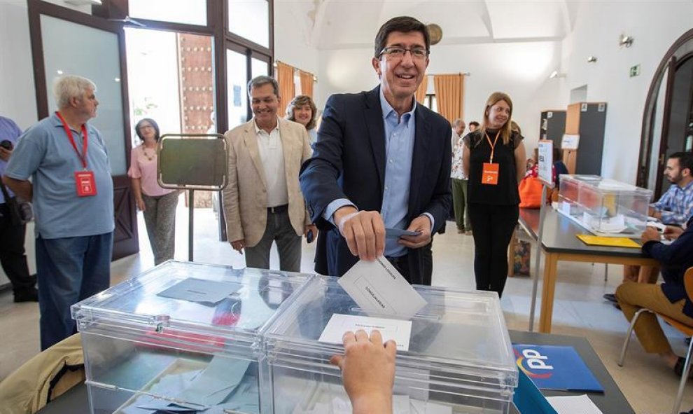 El líder de Ciudadanos en Andalucía, Juan Marín, ejerce su derecho al voto, hoy 26 de mayo, en la Biblioteca Municipal de Sanlúcar de Barrameda, en Cádiz. EFE