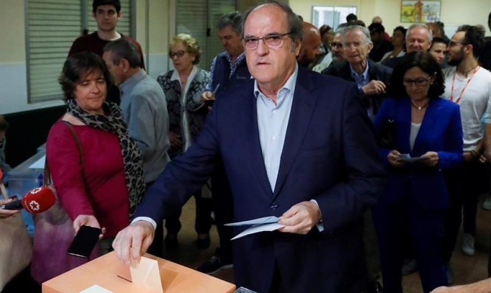 El candidato del PSOE a la presidencia de la Comunidad de Madrid, Ángel Gabilondo, acude a votar a un centro de electoral de Madrid, jornada de votación para las elecciones municipales, autonómicas y europeas. EFE/David Fernández