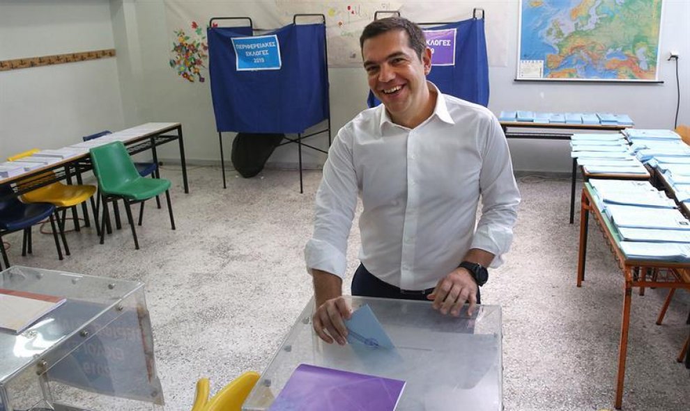 Alexis Tsipras votando para las elecciones europeas. EFE/EPA/ORESTIS PANAGIOTOU