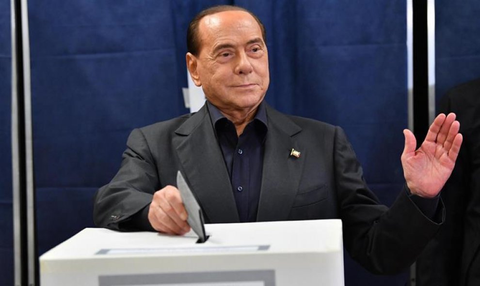 El ex primer ministro italiano y líder del partido Forza Italia, Silvio Berlusconi, emite su voto en un colegio electoral durante las elecciones europeas en Milán. EFE