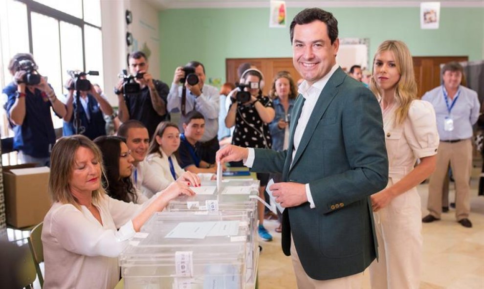 El presidente del PP andaluz y presidente de la Junta de Andalucía, Juanma Moreno, acompañado de su esposa, ejerce su derecho al voto en el colegio Sagrado Corazón de Málaga.EFE