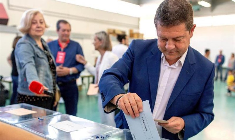 El presidente de la Junta Castilla-La Mancha y candidato a la reelección, Emiliano García-Page, vota en el colegio público Ciudad de Nara en Toledo.- EFE