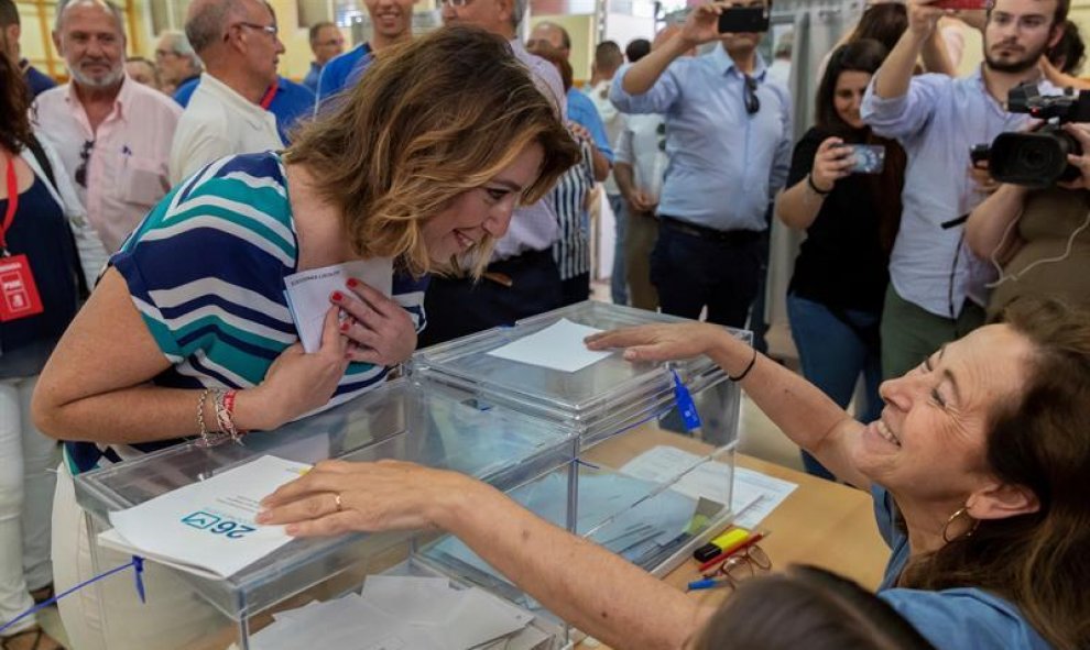 La secretaria general de los socialistas andaluces, Susana Díaz, conversa con la presidenta de la mesa mientras ejerce su derecho al voto en las elecciones municipales y europeas hoy en un colegio electoral del sevillano barrio de Triana. EFE